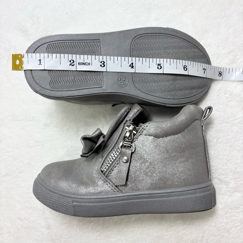 Toddler Gray -Silver Boots with Bow Detail Size 26 / US 9.5‎
